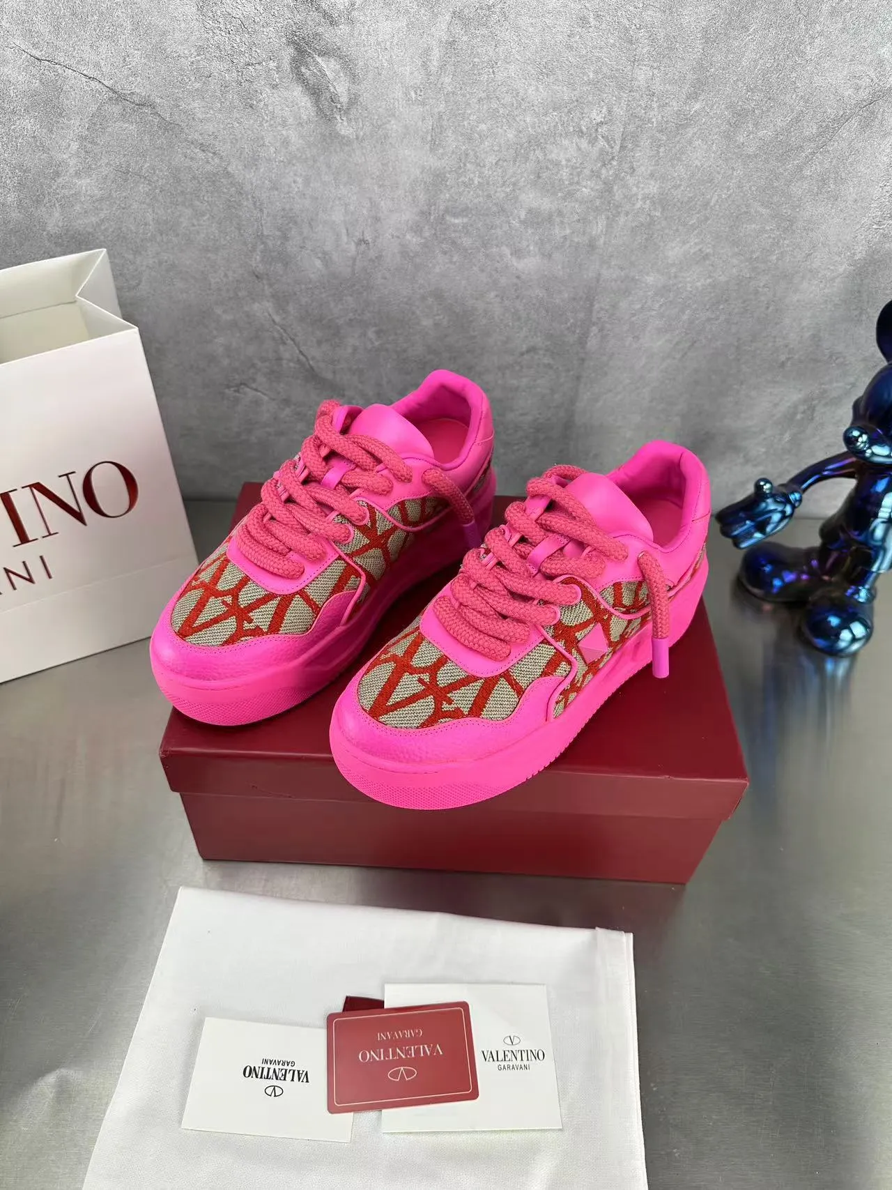 👟👟Ex-factory price 640👟👟 🔺Valentino🔺Valentino new casual shoes 2023 latest model hot style for catwalk couples, thick shoelaces, the same style as Elsa Hosk, Zhang Yixing, Guan Xiaotong and many other stars 🔥 Top version + lasting process, full oil edge on the upper. Fabric: Customized cowhide + cowhide lining with breathable mesh. Outsole: original molded TPU thickened outsole. Size for women is 35-40. Men’s size is 39-45.